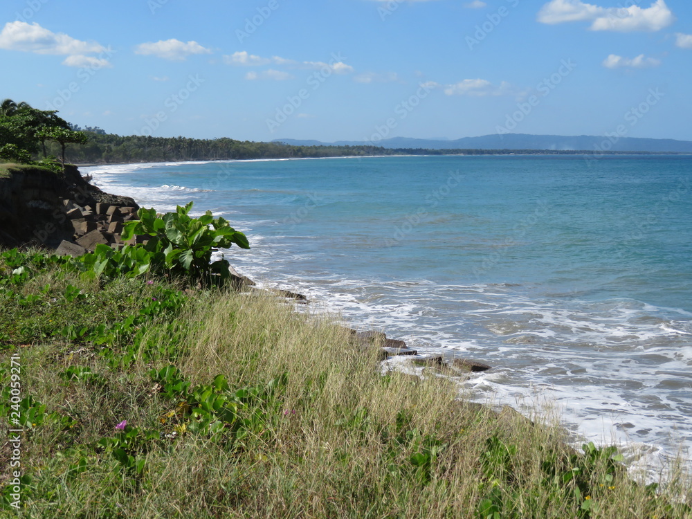 Ein wunderschöner Strand im norden der Dominikanischen Republik an einem fast wolkenlosen Tag mit blauem Himmel. 