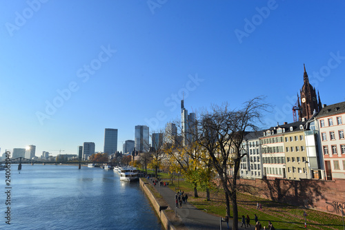 Frankfurt am Main Uferpromenade im Herbst