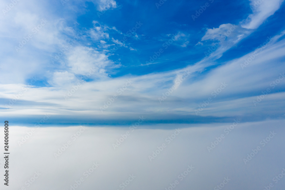 Obraz premium Aerial view of some beautiful clouds and a blue sky.