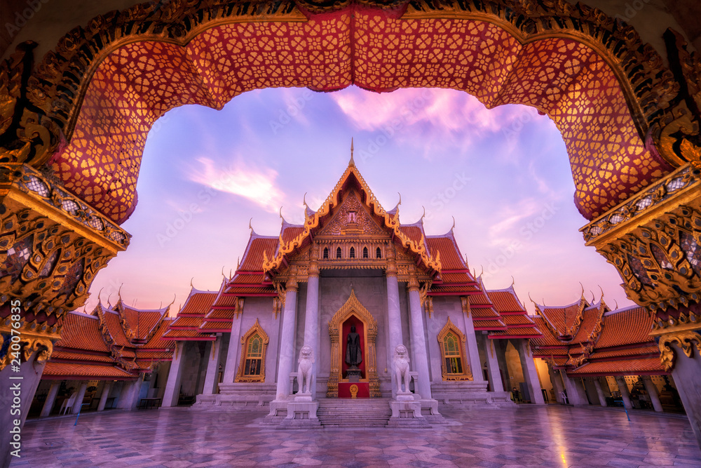 Fototapeta premium Morning Light at Marble temple, Wat Benchamabophit, Bangkok, Thailand