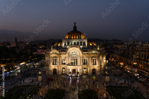 Palacio de Bellas Artes von oben im Dunkeln, Mexiko Stadt