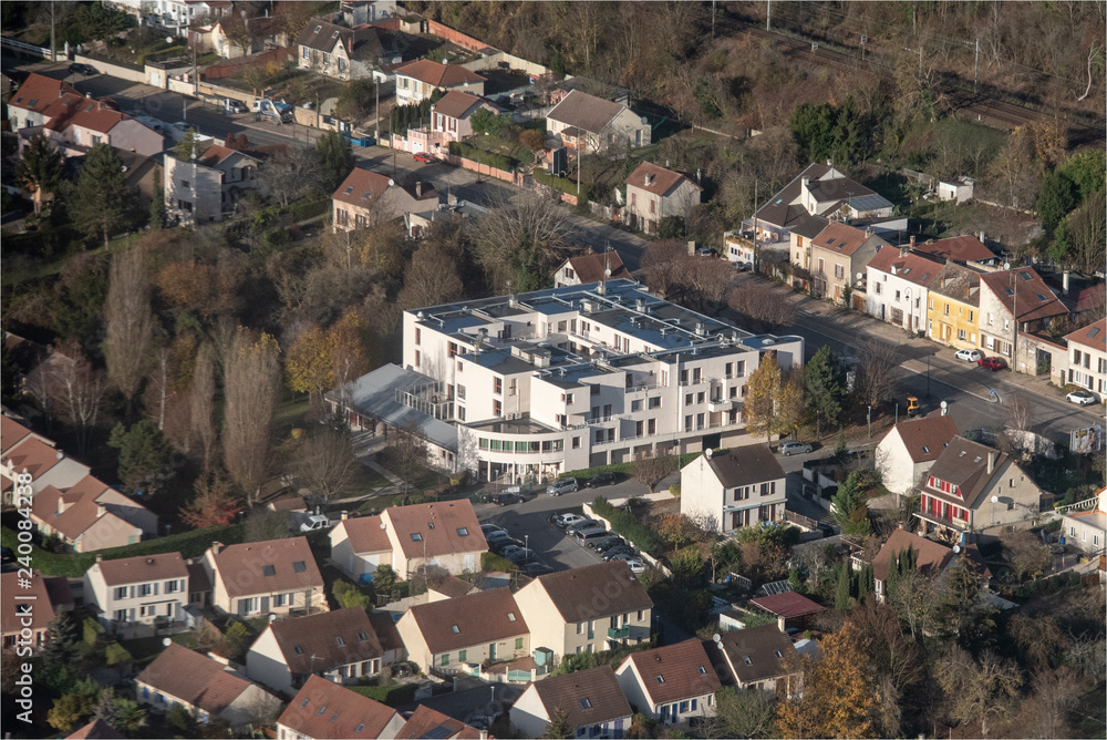 vue aérienne de Vaux-sur-Seine dans les Yvelines en France