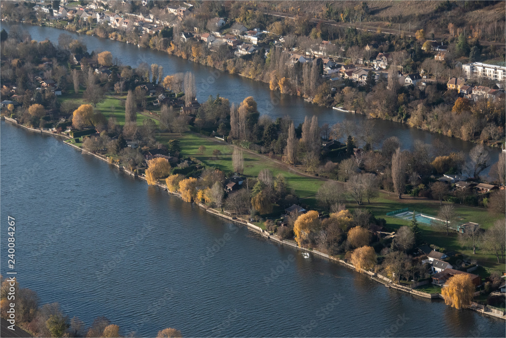 vue aérienne de la Seine à Hardricourt dans les Yvelines en France