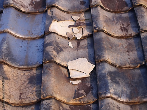 古い日本家屋の瓦屋根