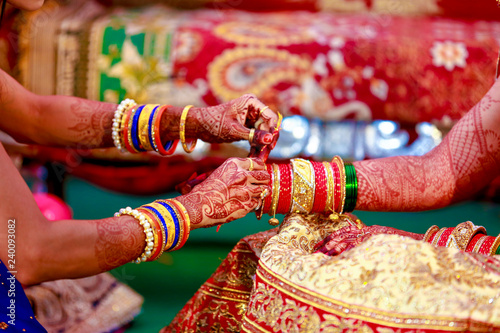 Bride and groom hands © Neha
