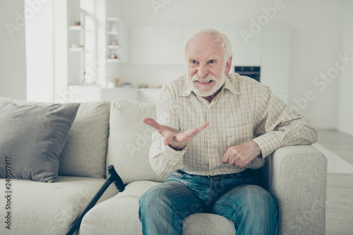 Foto Close up photo of grey hair he his him grandpa with raised hand