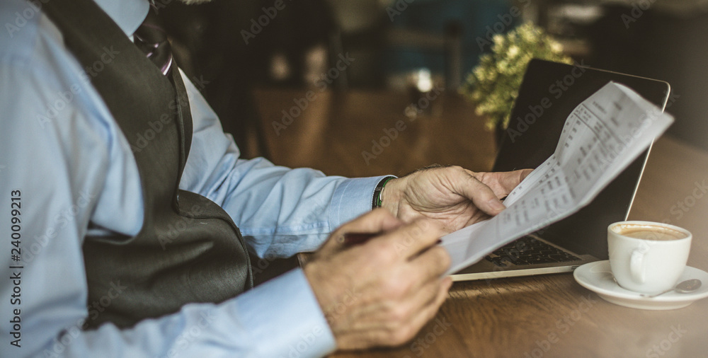 Obraz premium Reading his document.