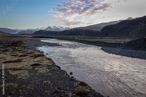 Gletscherfluss im Abendlicht