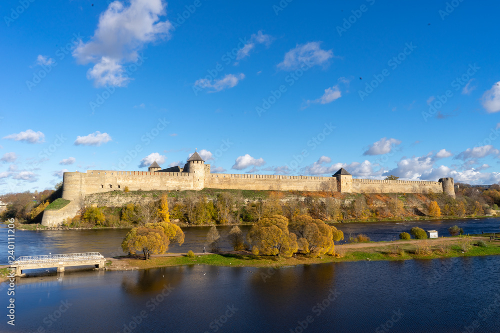 zamek na rzece jesienią