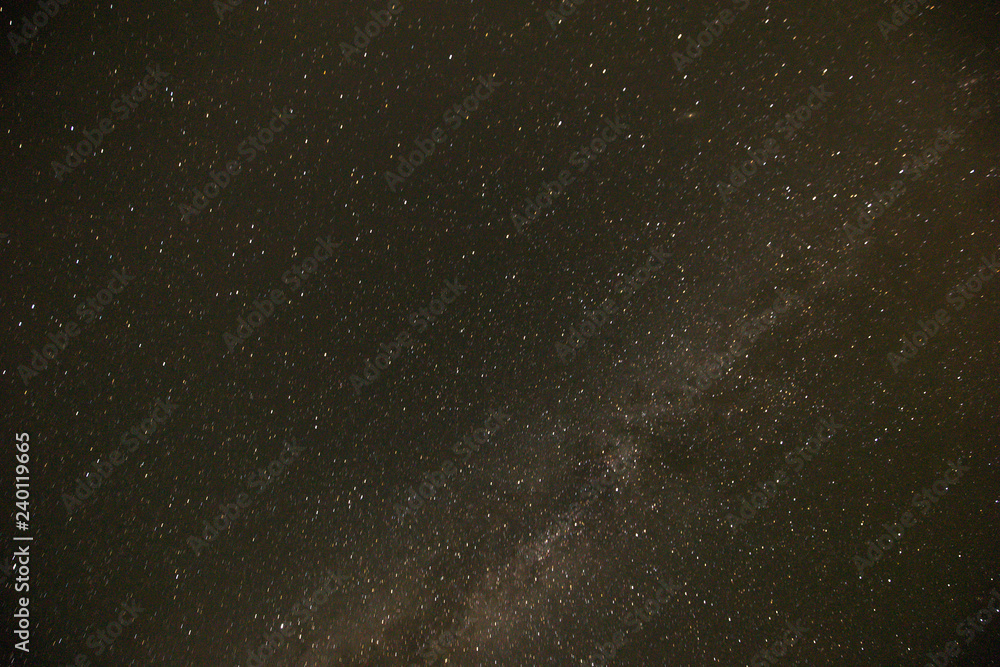 Fototapeta premium Wadi Rum - 01 października 2018: Nocne niebo nad pustynią Wadi Rum, Jordania