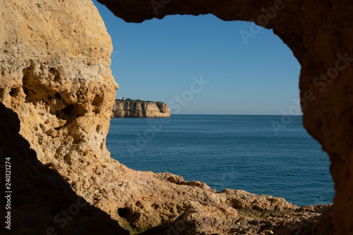 Loch im Fels mit Blick aufs offene Meer