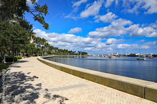 Fototapeta Naklejka Na Ścianę i Meble -  Flagler Drive Waterfront Walking Park, West Palm Beach: This sunny, 7-mile paved linear park runs along the west side of the Intracoastal from Currie Park, past downtown West Palm Beach.