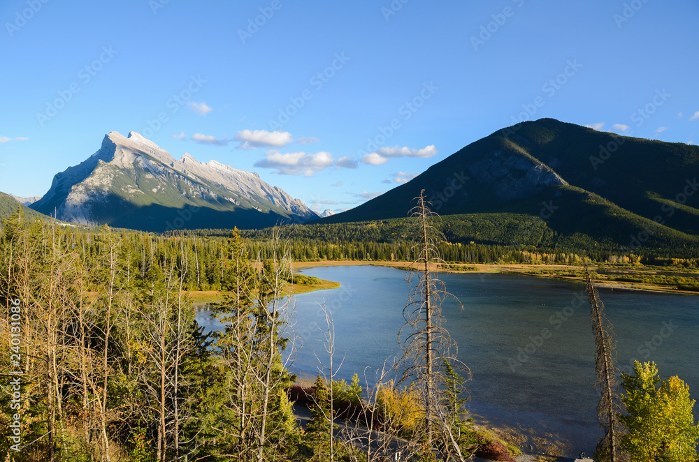 秋のカナディアンロッキー　夕方のランドル山とバーミリオン湖（バンフ国立公園　カナダ・アルバータ州）