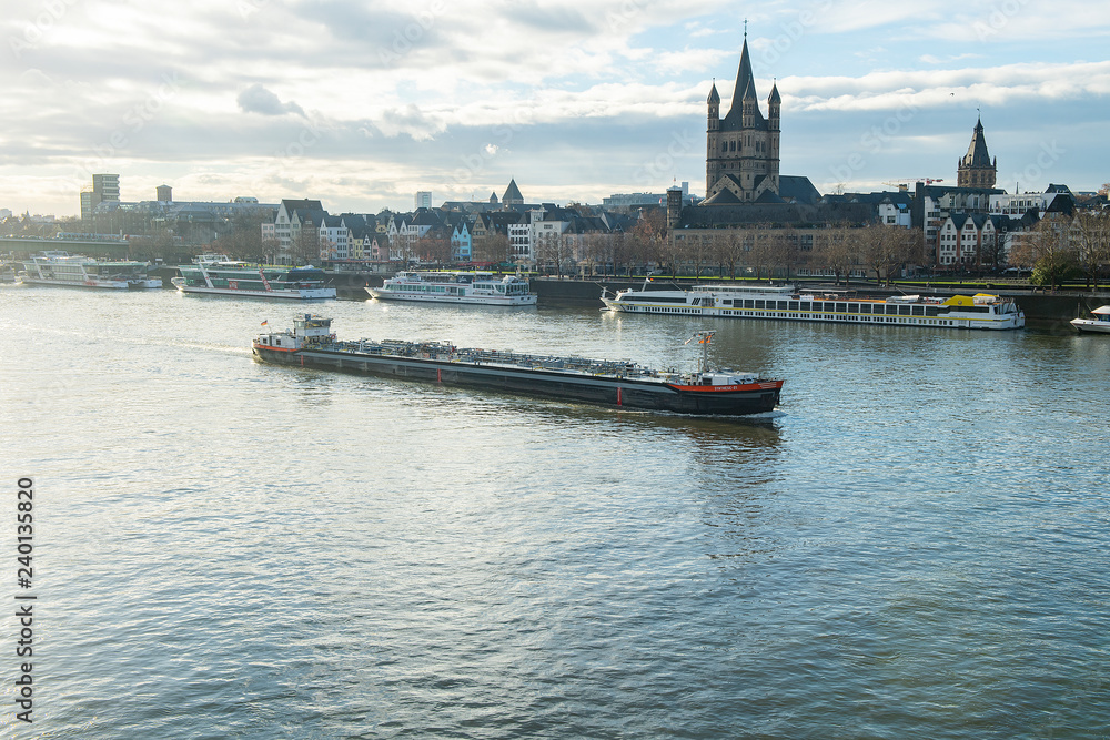 Schiff auf dem Rhein, mit Martinskirche im Hintergrund, Köln, Deutschland