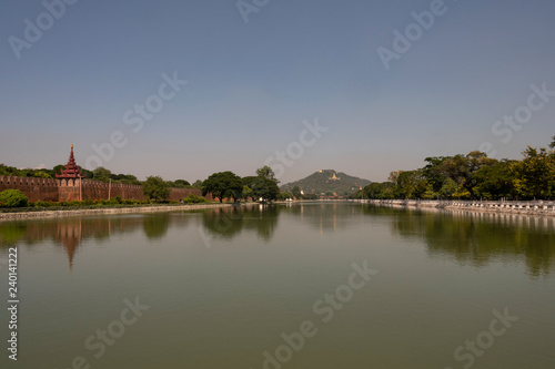Canal de agua que rodea el Palacio Real de Mandalay, Myanmar