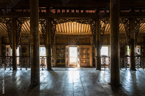 Antiguo Monasterio de Shwe Nan Daw Kyaung  de madera de teca dorada. Mandalay  Myanmar
