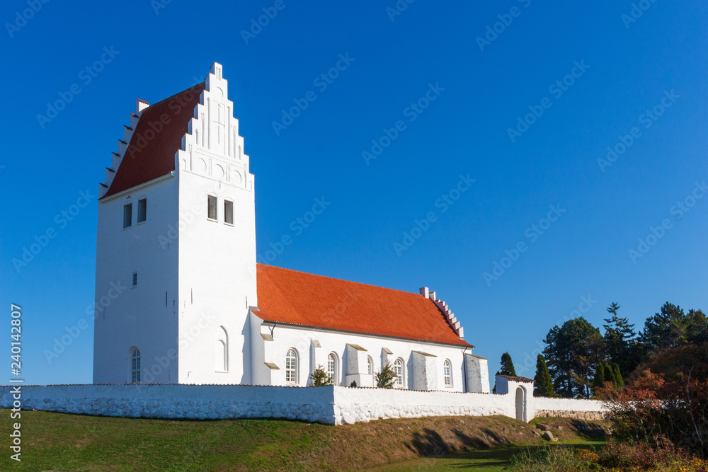 weiße Fanefjord-Kirche auf Mön