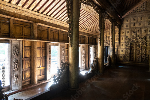 Antiguo Monasterio de Shwe Nan Daw Kyaung, de madera de teca dorada. Mandalay, Myanmar