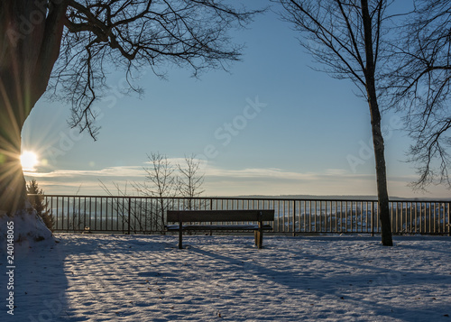 Parkbank im Winter mit schnee