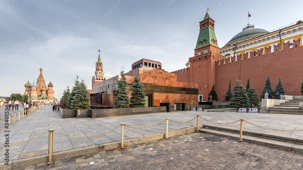 Fototapeta premium Basilius Kathedrale, Lenin Mausoleum und Erlöserturm am Roten Platz in Moskau