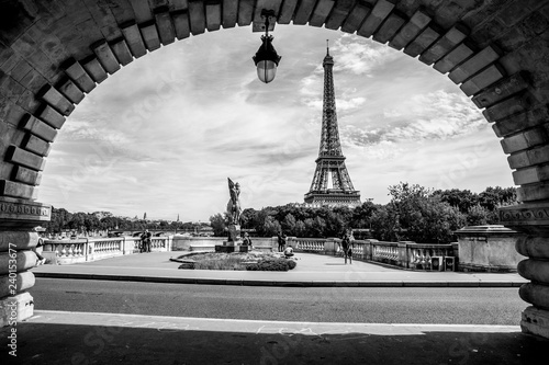 Tour Eiffel depuis Bir Hakeim voute © GasseB