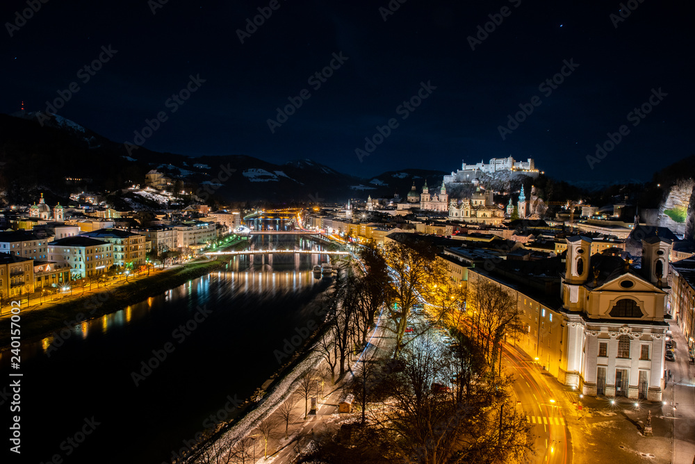 Naklejka premium Salzburg at night
