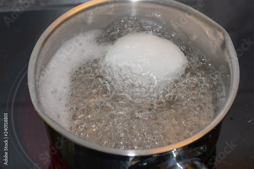 kochendes Wasser mit Ei