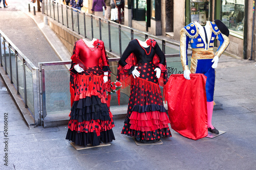 TRAJES TIPICOS ESPAÑOLES EN CALLE DEL CENTRO DE MADRID COMO RECLAMO TURÍSTICO