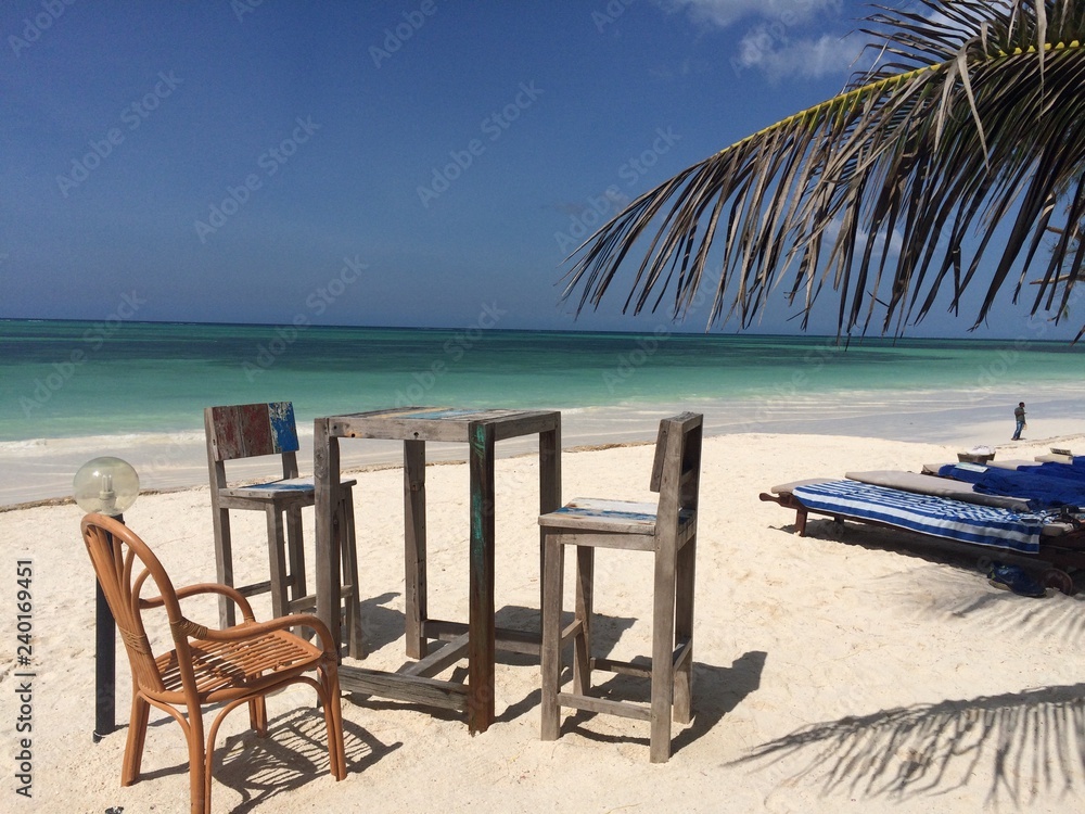 Strand und Sitzecke auf Sansibar in Afrika