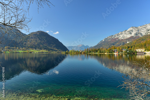 Fototapeta Naklejka Na Ścianę i Meble -  View of the lake Grundlsee in the early autumn morning, framed by the mountain range Totes Gebirge. Styria, Austria.