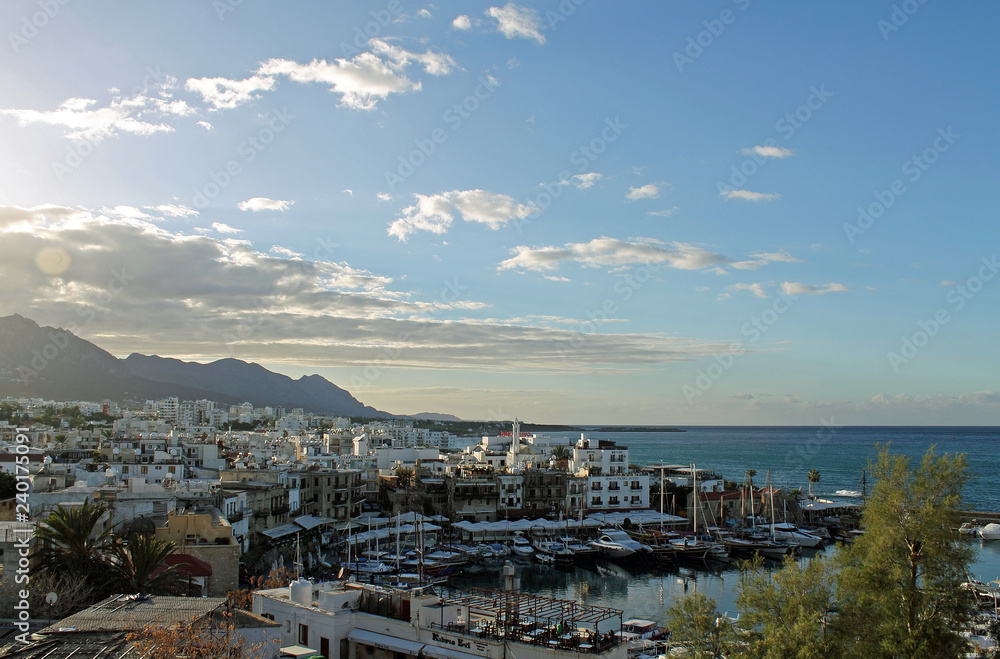Boote im der Hafenstadt Kyrenia auf Zypern mit blauem Himmel und weißen Wolken
