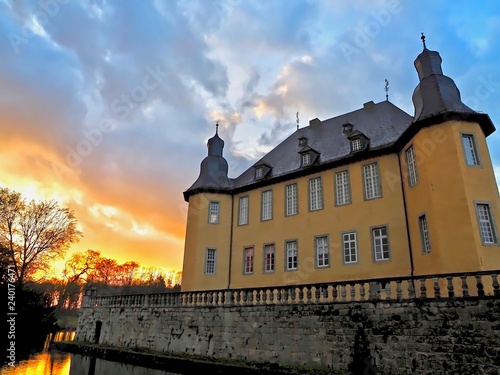 Schloss Dyck in Juechen bei Sonnenuntergang