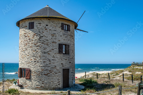 Obraz na plátně Old traditional wind-mills in sand-hills of Apulia Portugal