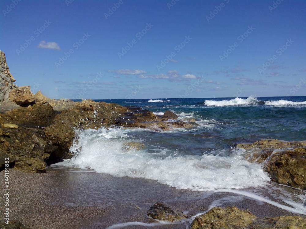Fototapeta premium surt at the cliff in the sea cove
