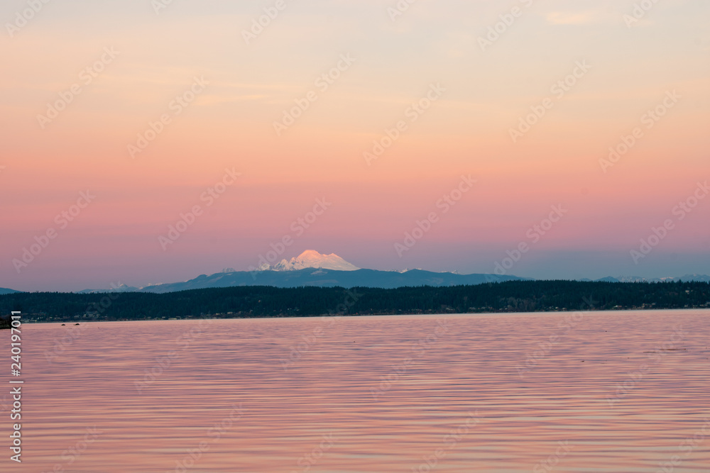 Fototapeta premium Sunset on Mount Baker, Washington