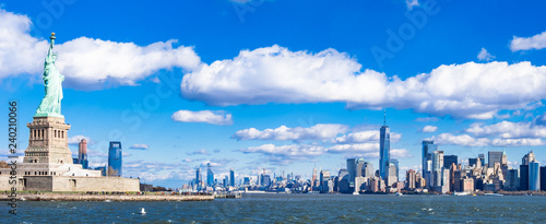 ニューヨーク 自由の女神とマンハッタンの摩天楼 ワイド © oben901