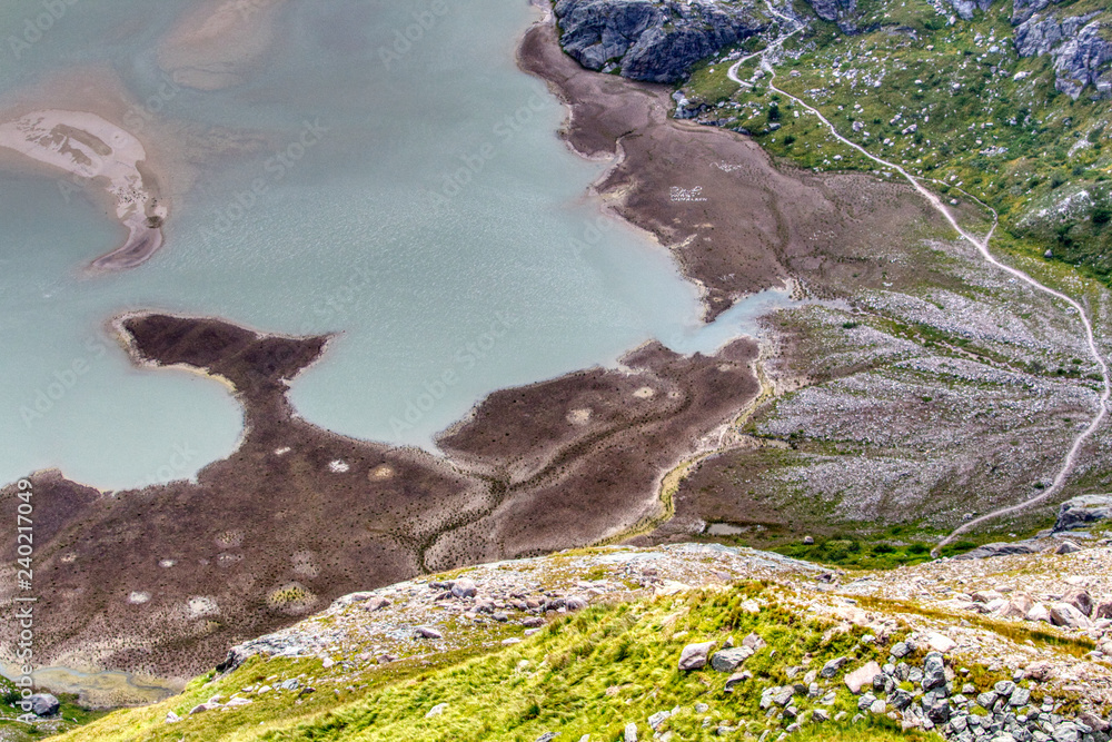Grosser Bergsee mit Aussicht und Wanderweg