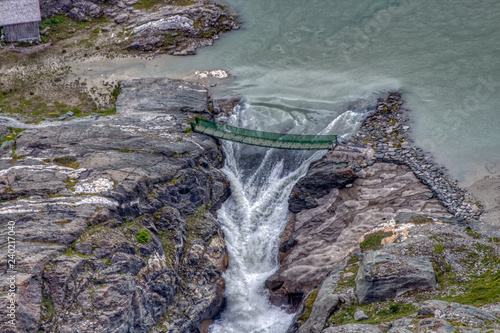 Hängebrücke über Schlucht mit Wasser und Wasserfall, 