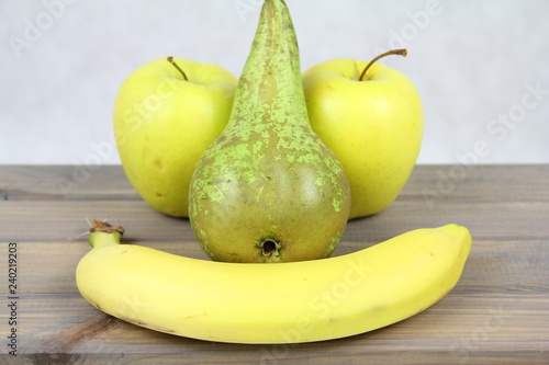 Owocowa buźka - żółte jabłka, gruszka i banan ułożone w zadowoloną minę