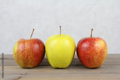 Trzy dojrzałe jabłka - czerwone i żółte - Symbol zdrowej diety