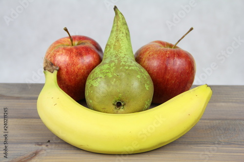 Owocowa buźka - jabłka gruszka i banan ułożone w zadowoloną minę © Cezzar