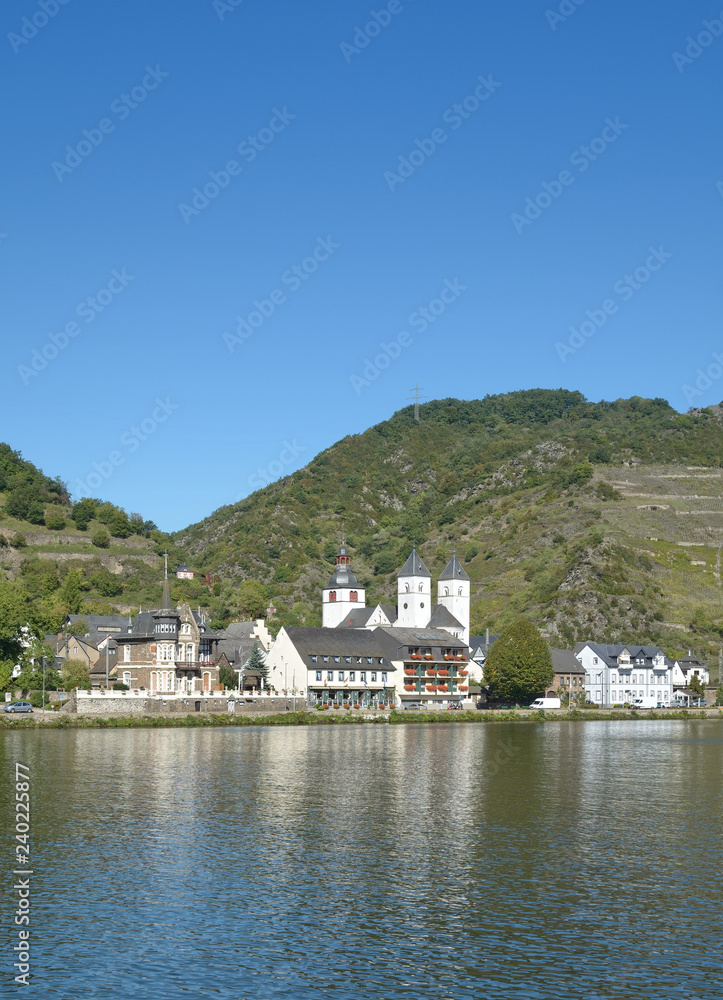 Weinort Treis-Karden an der Mosel mit der Kirche Sankt Castor,Rheinland-Pfalz,Deutschland
