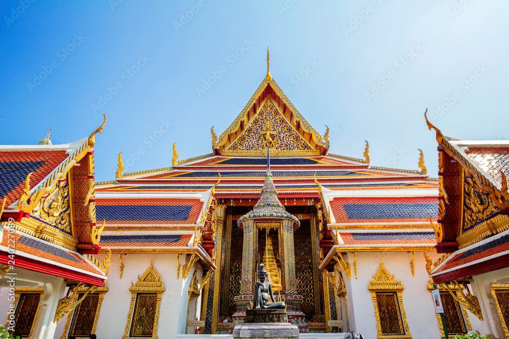 Fototapeta premium Bangkok, Thailand, temple of the emerald Buddha (Wat Phra Kaeo) in the Royal Palace. This is a whole complex, made in the traditional Thai style. Here is a statue of the emerald Buddha. 