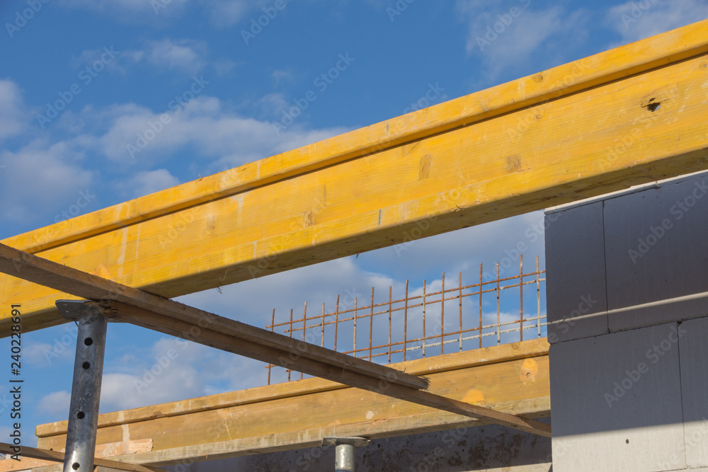 Obraz premium Stahlrohstützen und gelbe Holzträger für Betonfertigteile der Obergeschossdecke