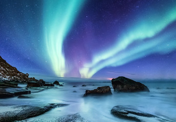 Sierkussen Geel Noorderlicht boven Lofoten in winternacht  © biletskiyevgeniy