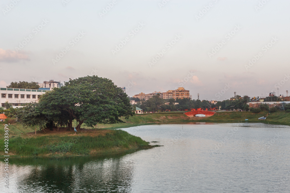 Chetpet lake also known as Chethupattu Aeri in tamil language.