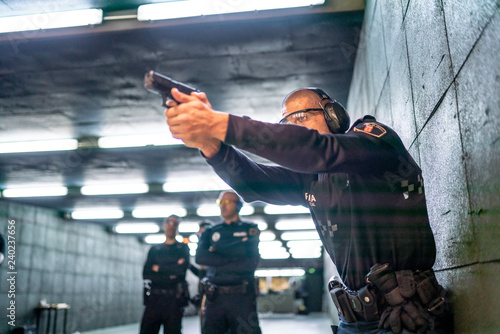 Obraz na płótnie Police training in shooting gallery with short weapon.