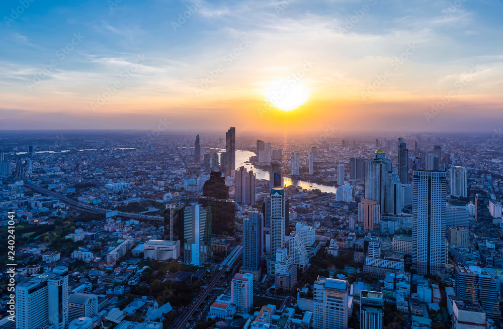 Obraz premium The evening and night lights of Bangkok when viewed from a corner on December 6, 2018.