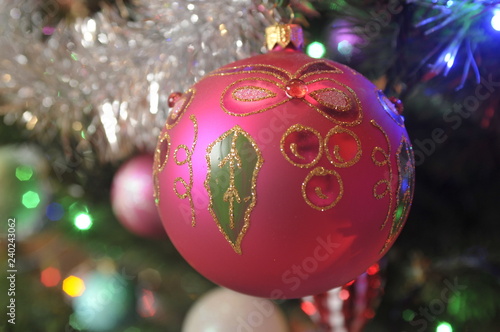 Zawieszona bombka na choince bożonarodzeniowej © Pawel