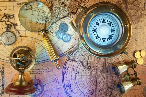 Obraz Stary glob zodiaku, astrologiczny. Mapa vintage, stare monety. Latarnia statku retro, lornetki, sekstant. Antyczny kompas. Świecznik, zegarek i lupa Tło podróży i grawerowania morskiego. Koncepcja kaptura skarbów.